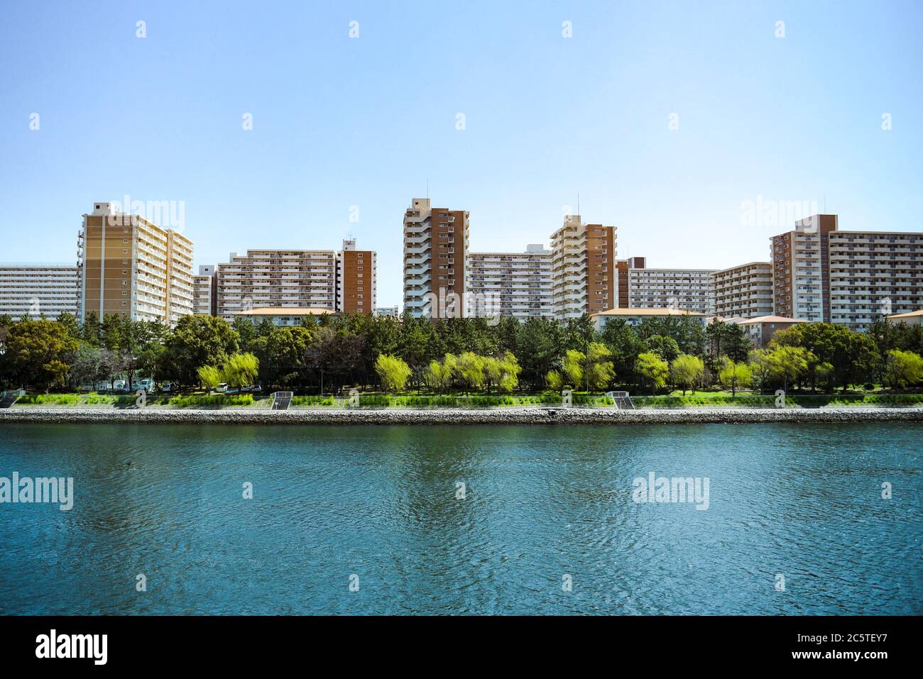 Apartments, Gebäude und Parks Reihen sich entlang des Tokyo Rive Stockfoto