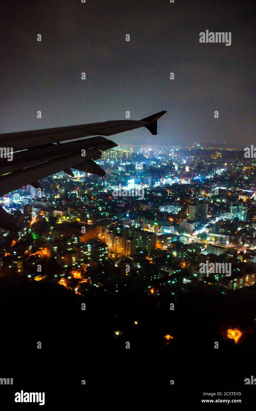 Die Nacht Blick auf die Stadt, die ich unten auf sah, als ich den Flughafen auf einem Nachtflug näherte. Stockfoto
