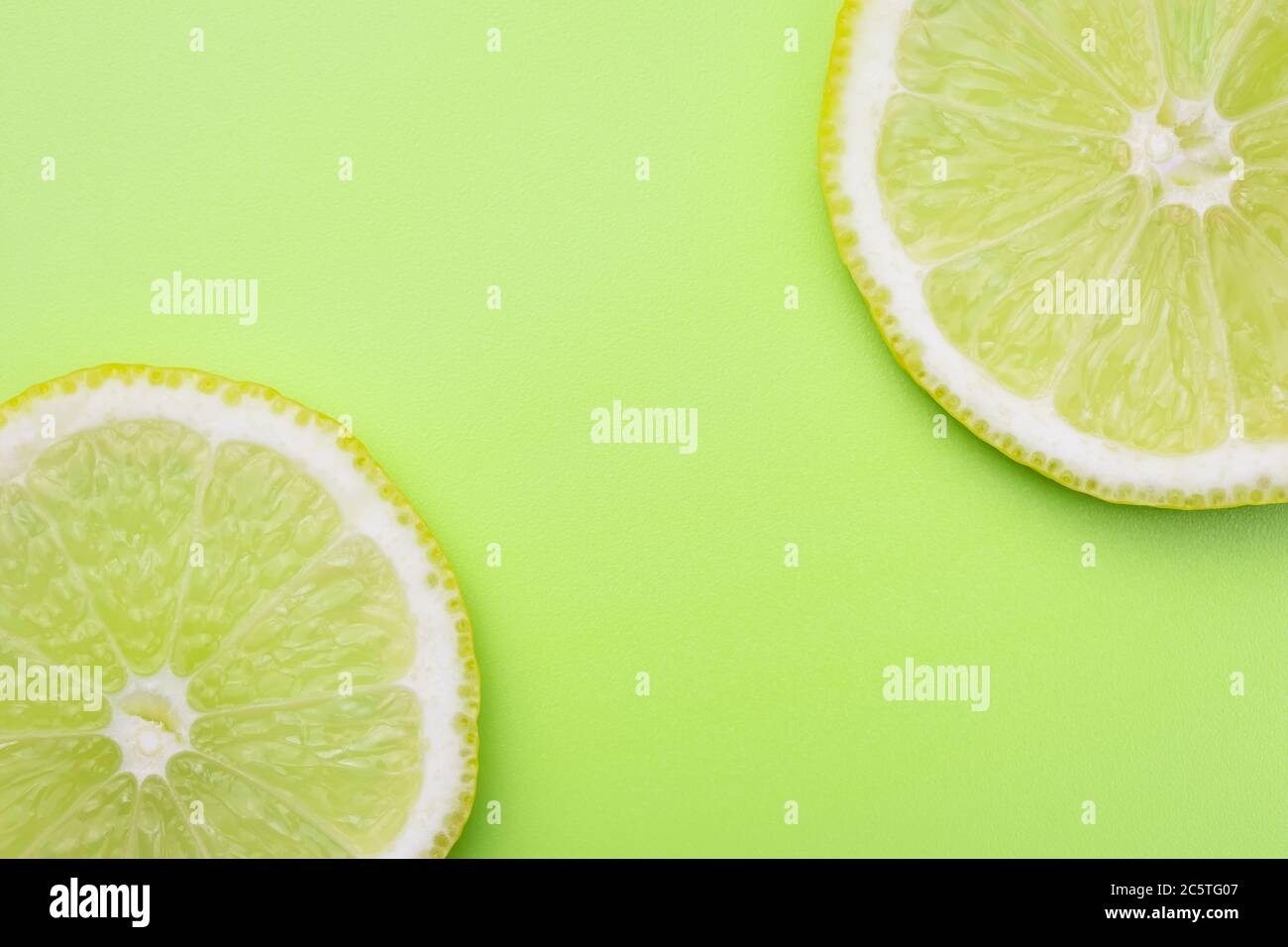 ​​lemon in Scheiben. Tropische abstrakte Hintergründe, Zitrusfrucht-Muster mit Kopierraum. Layout mit Textplatz. Sommermockup Stockfoto