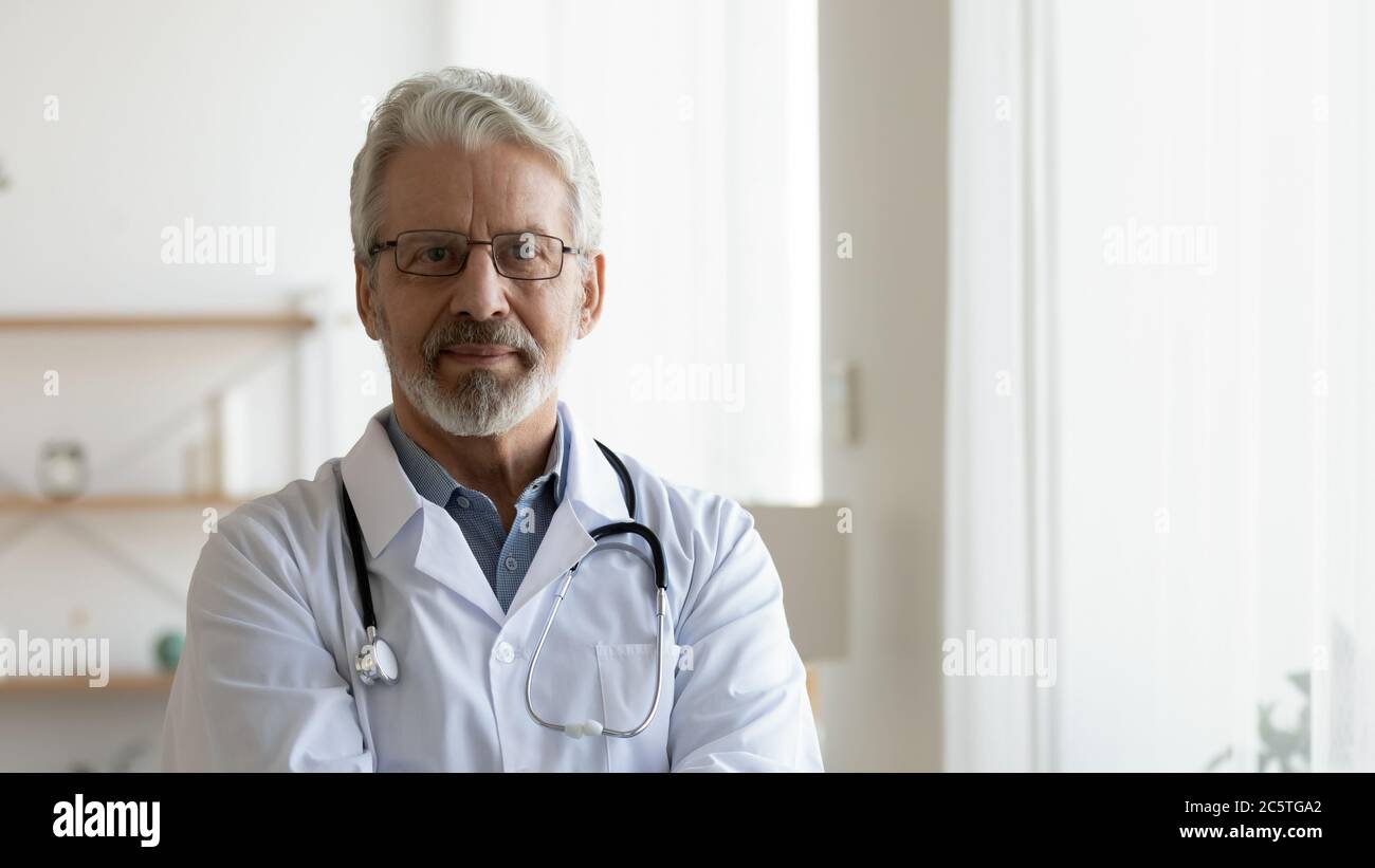 Profilbild von älteren männlichen Arzt in weißen medizinischen Uniform Stockfoto