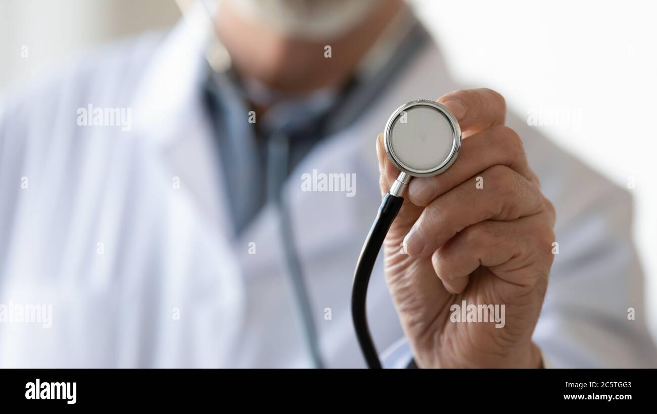 Nahaufnahme der männlichen Arzt halten Stethoskop zu tun Check-up Stockfoto