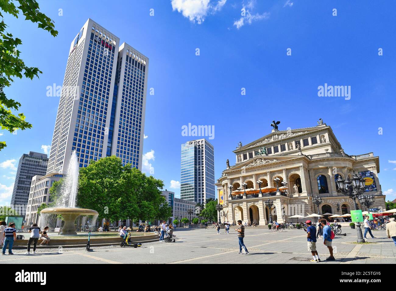 Frankfurt am Main - Juni 2020: Alte historische Oper mit dem Namen "Alte Oper" und Turm der Investmentbank "UBS" Stockfoto