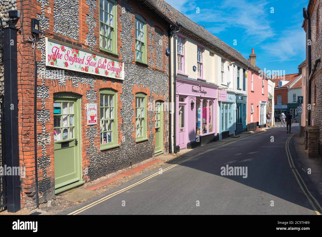 Holt Shops, Blick auf eine Reihe von Bijou Shops in Albert Street im Zentrum von holt Village, Norfolk, East Anglia, England Großbritannien Stockfoto