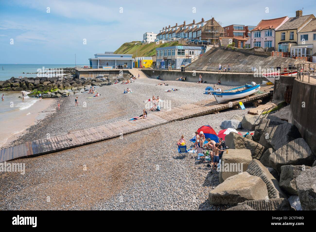 Sheringham Beach Norfolk UK, Blick im Sommer von Menschen Sonnenbaden am Sheringham Beach, Nord Norfolk, East Anglia, England, Großbritannien Stockfoto