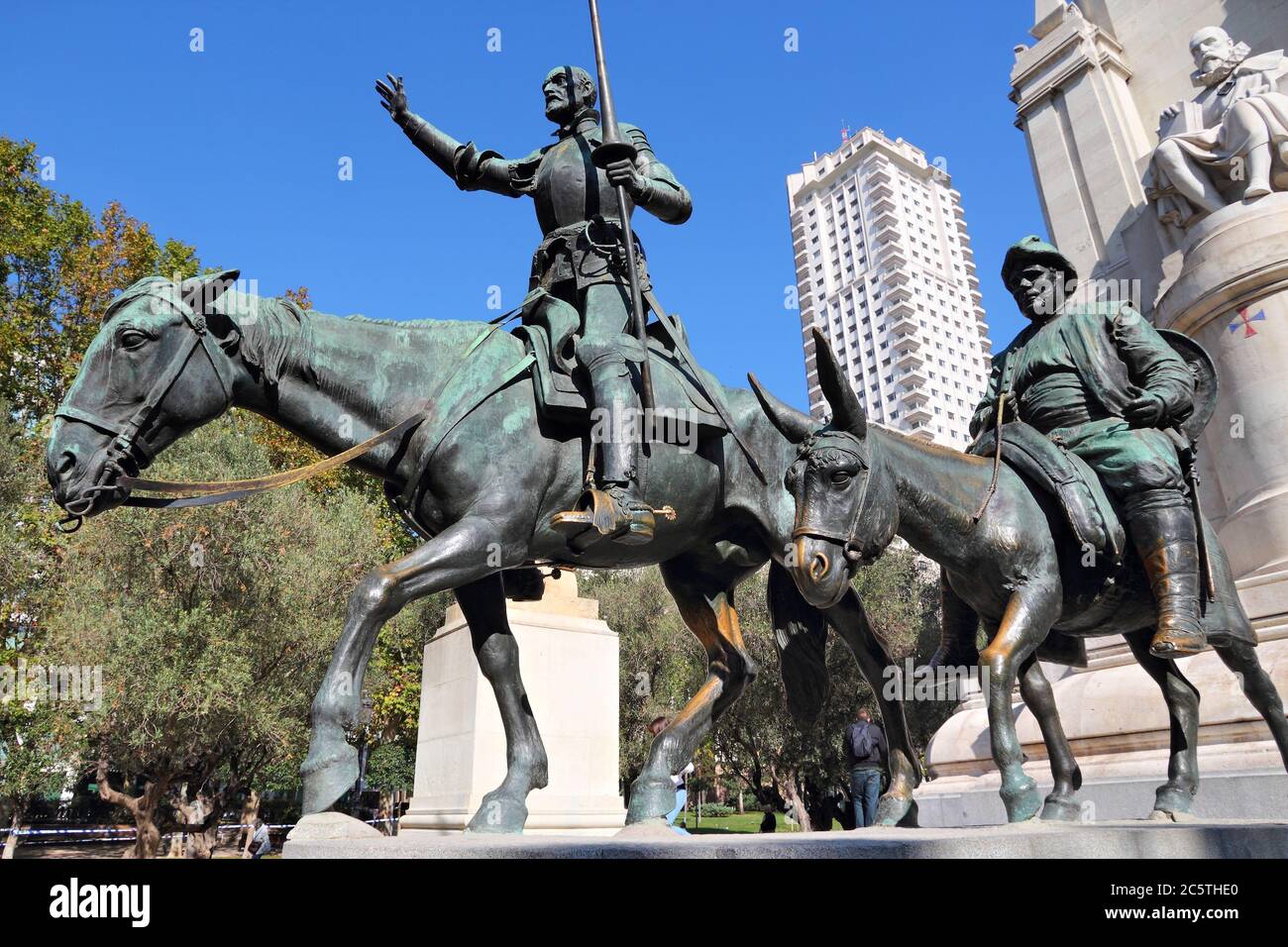 Madrid, Spanien - Sehenswürdigkeiten an der Plaza de Espana. Fiktiver Ritter, Don Quixote und Sancho Pansa aus Cervantes' Geschichte. Stockfoto