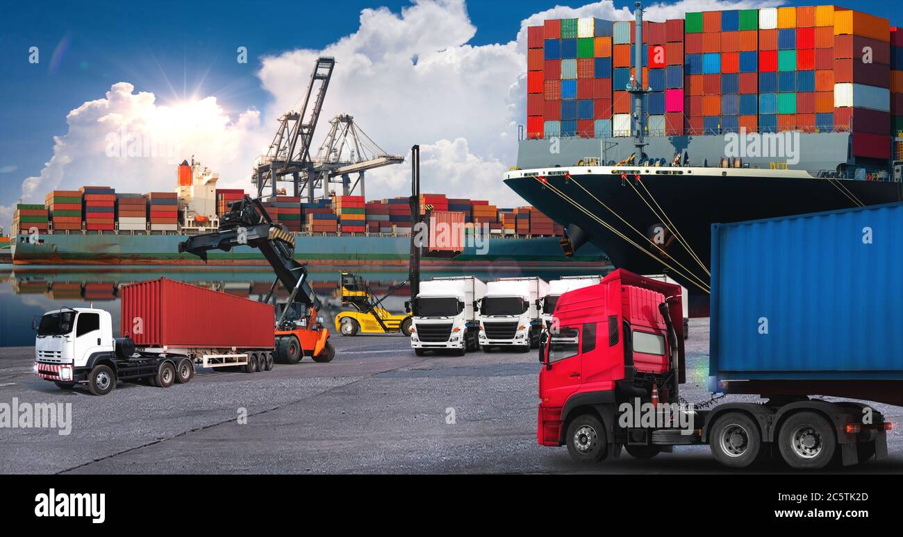 Am Hafen arbeiten die Gabelstapler heben Container-Box Versand zu Logistik-LKW an schönen Wolken Himmel Stockfoto