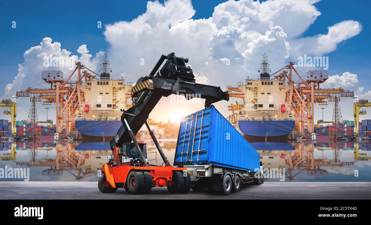 Am Hafen arbeiten die Gabelstapler heben Container-Box Versand zu Logistik-LKW an schönen Wolken Himmel Stockfoto