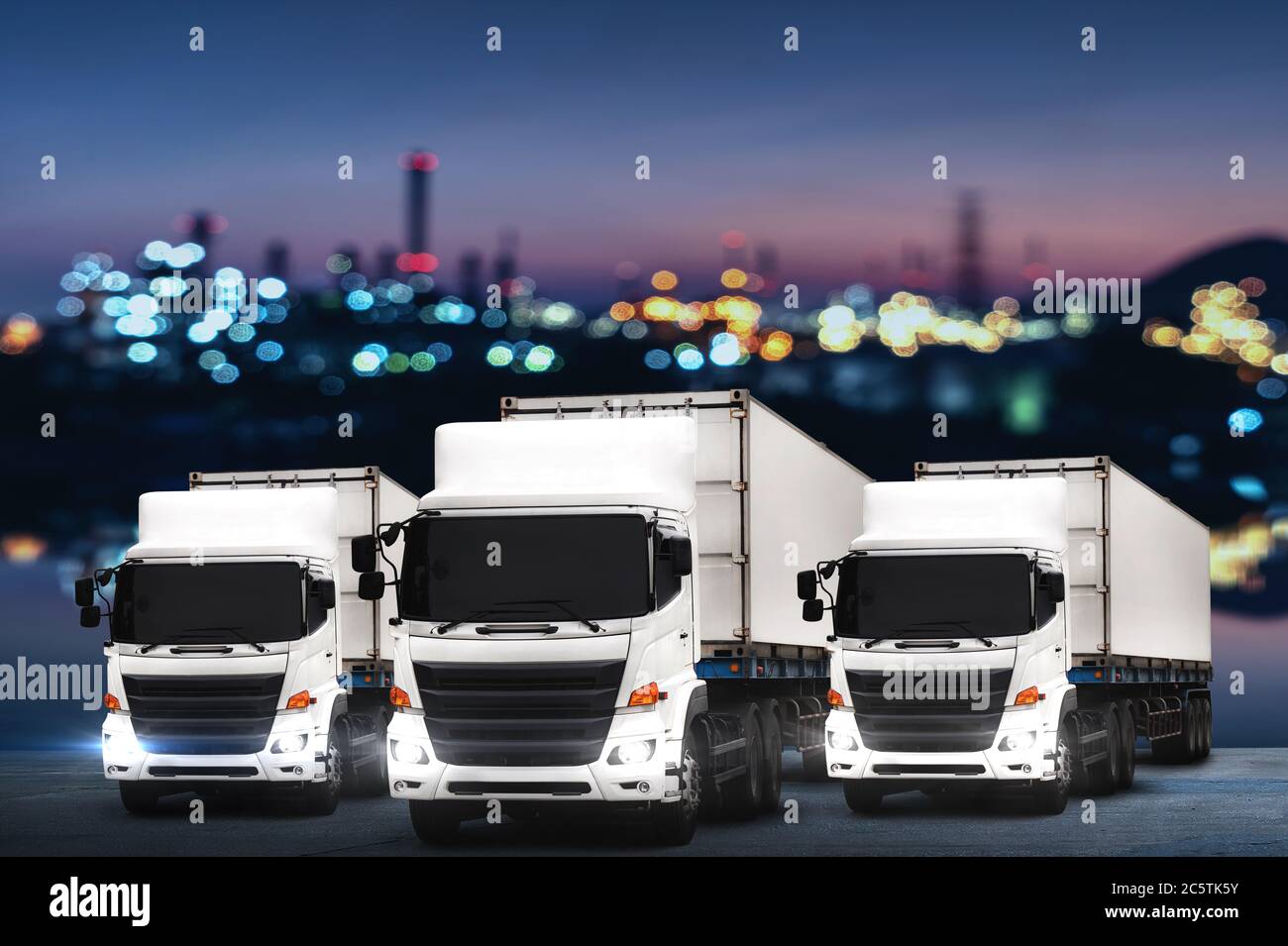 LKW Transporte Import und Export Logistik Industrie am Himmel und Container in Werft Hintergrund Stockfoto