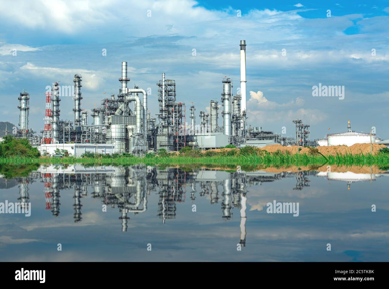 Blick auf Raffinerie Industriegebiet mit Schönheit der Wasserspiegelung Stockfoto
