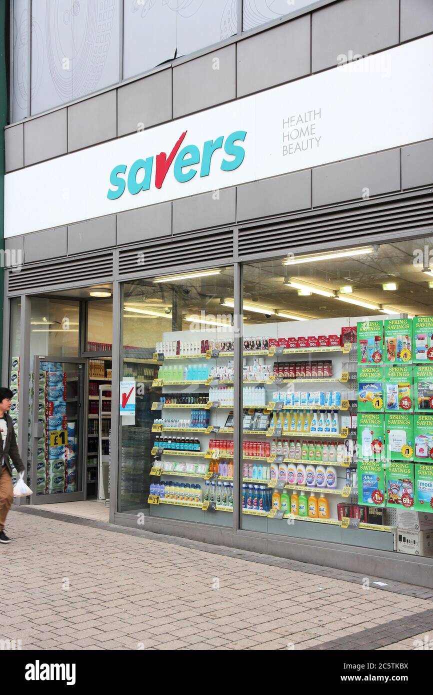 BIRMINGHAM, Großbritannien - 24. APRIL 2013: Sparers Gesundheit, Schönheit und Duft Produktgeschäft in Birmingham, Großbritannien. Savers hat 340 Discounter in Großbritannien. Stockfoto