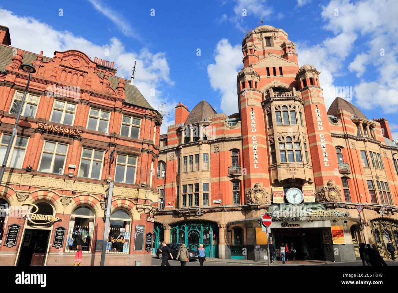 LIVERPOOL, Großbritannien - 20 April, 2013: die Menschen entlang der Renshaw Street in Liverpool, Großbritannien. Liverpool City Region hat eine Bevölkerung von etwa 1,6 Millionen Menschen Stockfoto