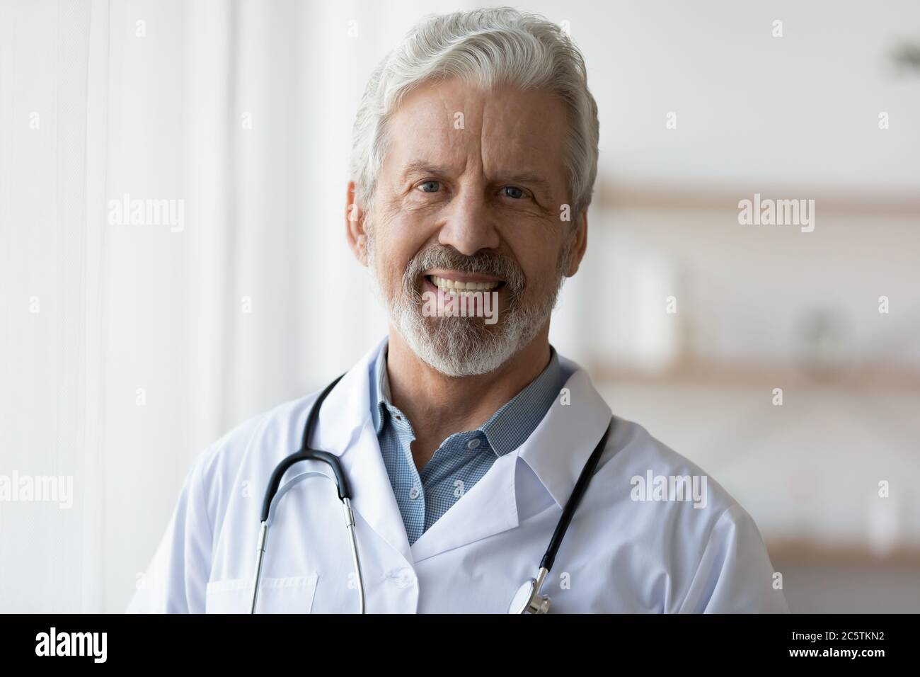 Profilbild von reifen männlichen Arzt posiert am Arbeitsplatz Stockfoto