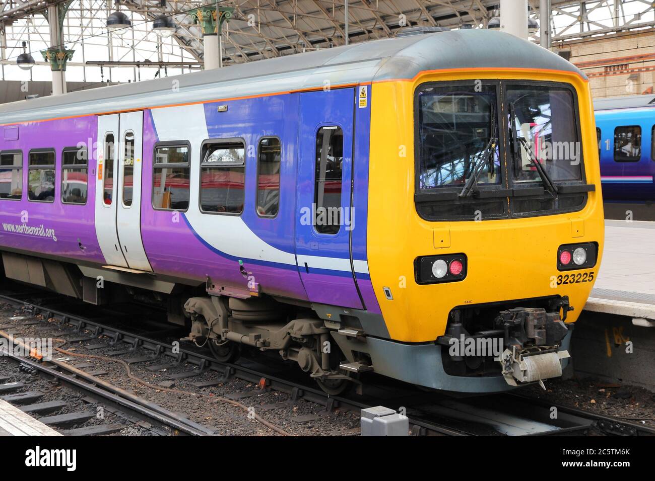 MANCHESTER, Großbritannien - 23. APRIL 2013: Northern Rail Zug in Manchester, Großbritannien. NR ist Teil des Joint Ventures Serco-Abellio. NR hat Flotte von 313 Zügen und Anruf Stockfoto