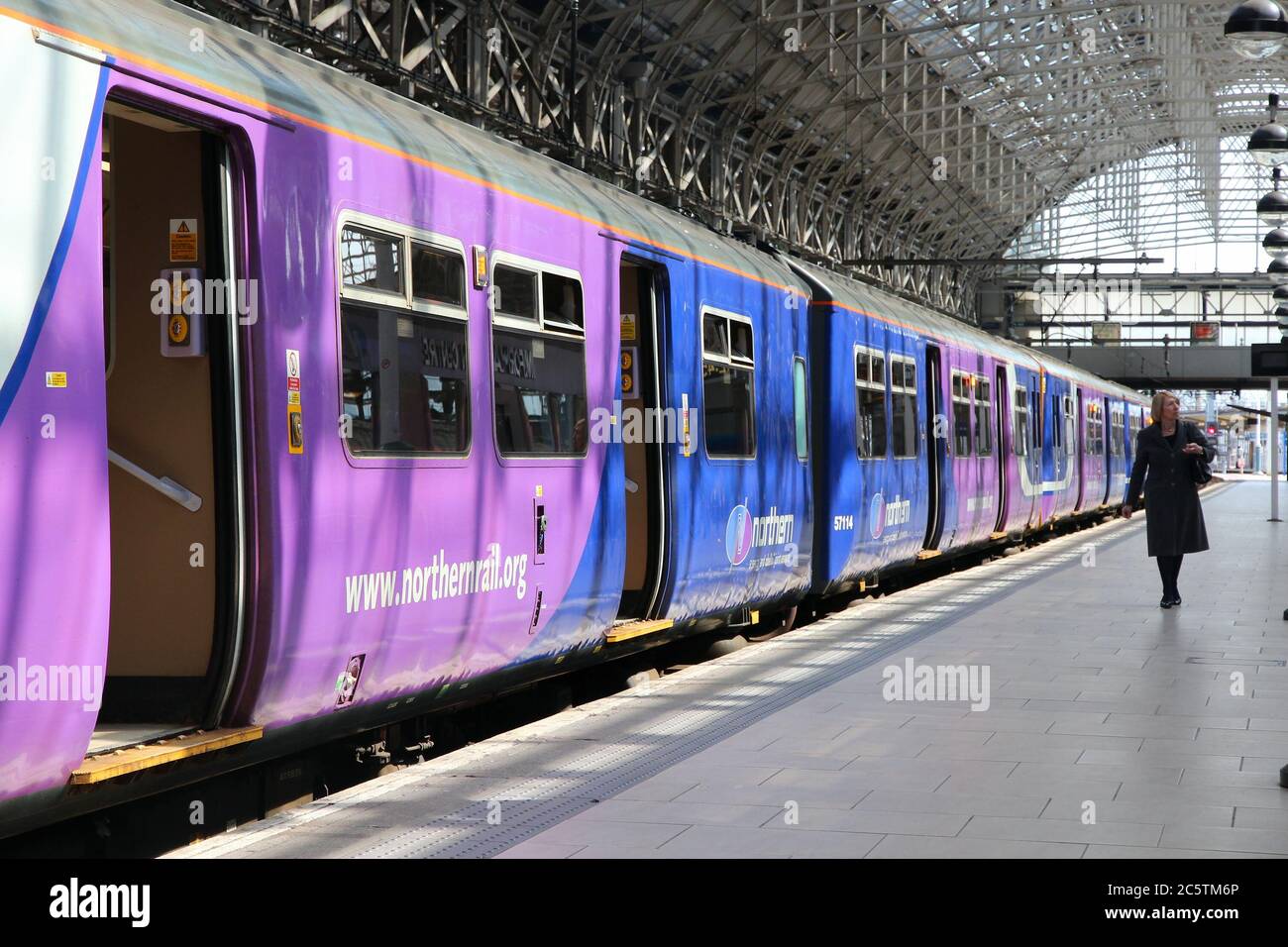 MANCHESTER, Großbritannien - 23 April, 2013: Leute gehen von Northern Rail Zug in Manchester, UK. NR ist Teil der Serco-Abellio Joint Venture. NR hat Flotte von 313 Stockfoto