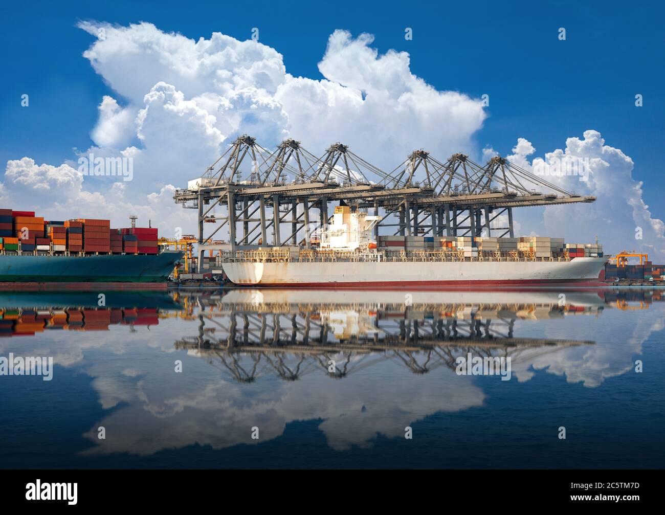 Reflexion am Dock Terminal der Logistik Container Fracht. Import und Export der Industrie Stockfoto