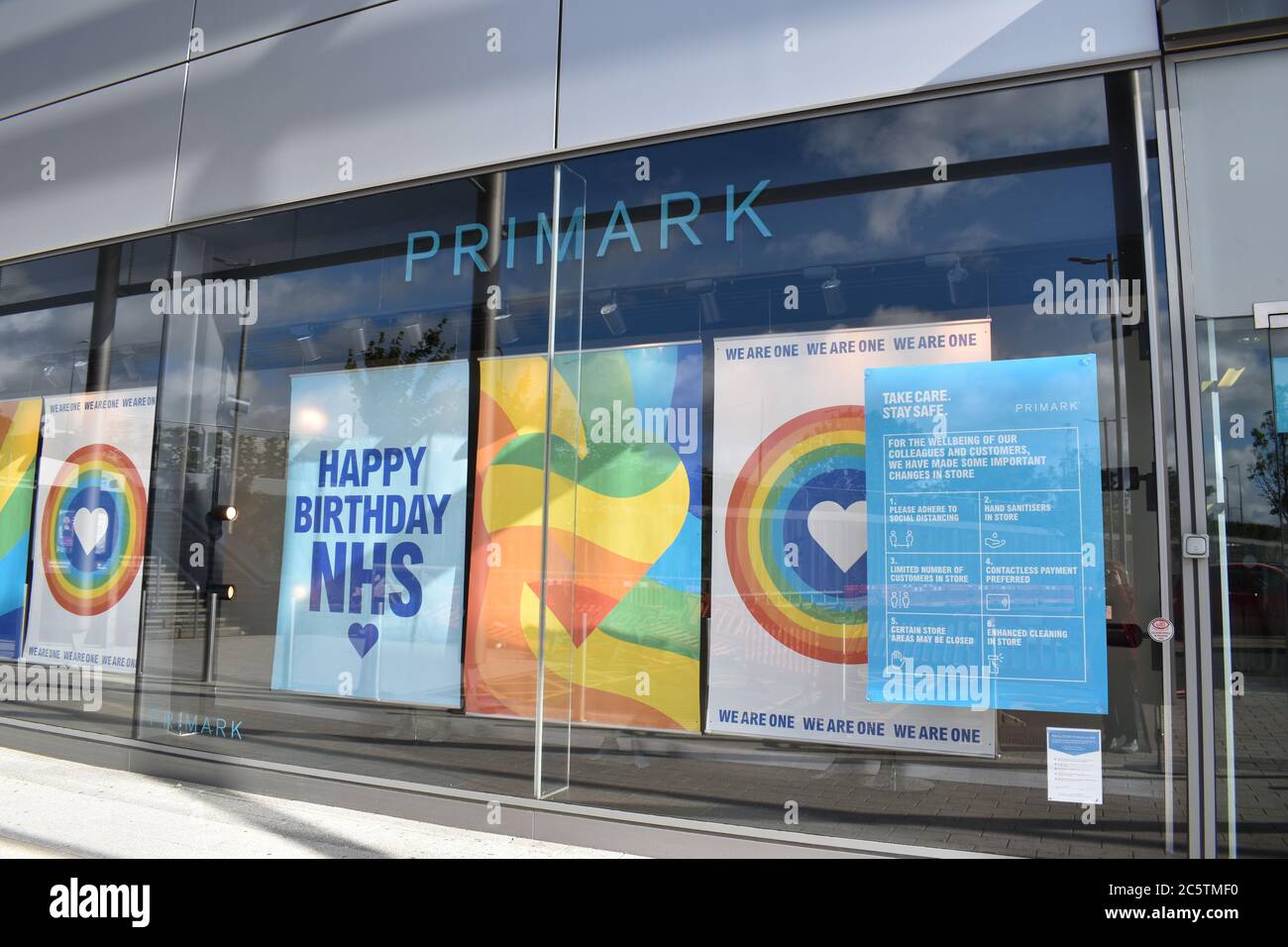 Happy Birthday NHS Poster im MK1 Shopping Park, Milton Keynes. Stockfoto