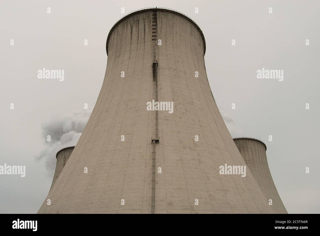 Kühlkamin des Kraftwerks Stockfoto