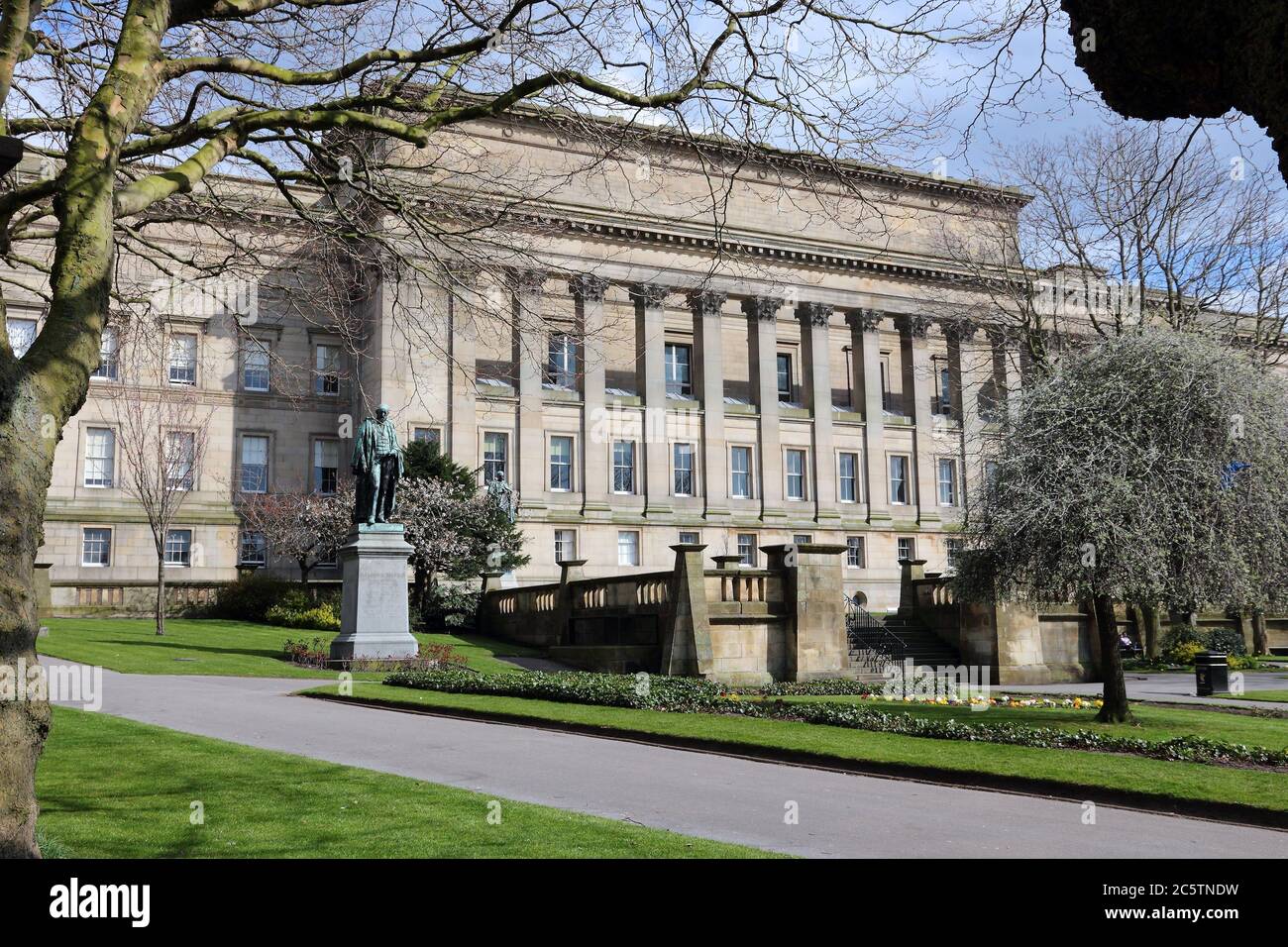 Liverpool Großbritannien. Saint John's Gardens und Saint George's Hall. Stockfoto