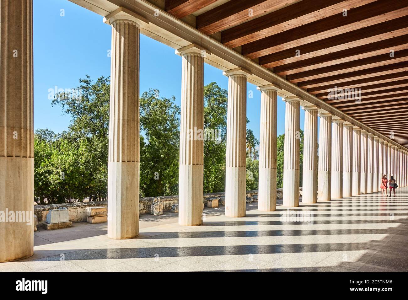 Perspektive der Kolonnade der klassischen Marmorsäulen, Athen, Griechenland Stockfoto