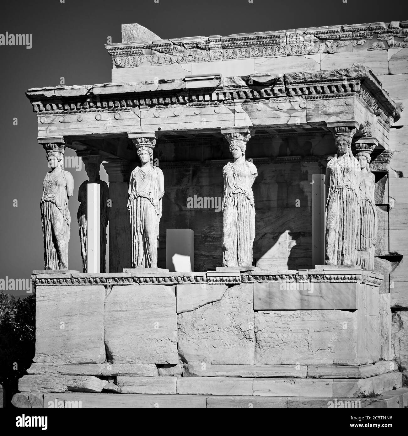 Die Veranda der Karyatiden auf dem Akropolis Hügel in Athen, Griechenland. Schwarzweiß-Fotografie Stockfoto