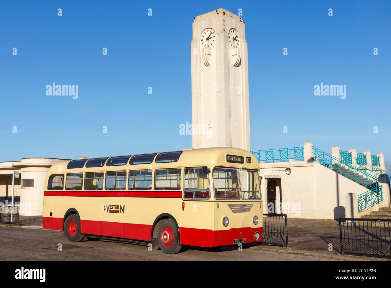 Seaton Carew Busbahnhof mit einem Vintage-Bus Stockfoto