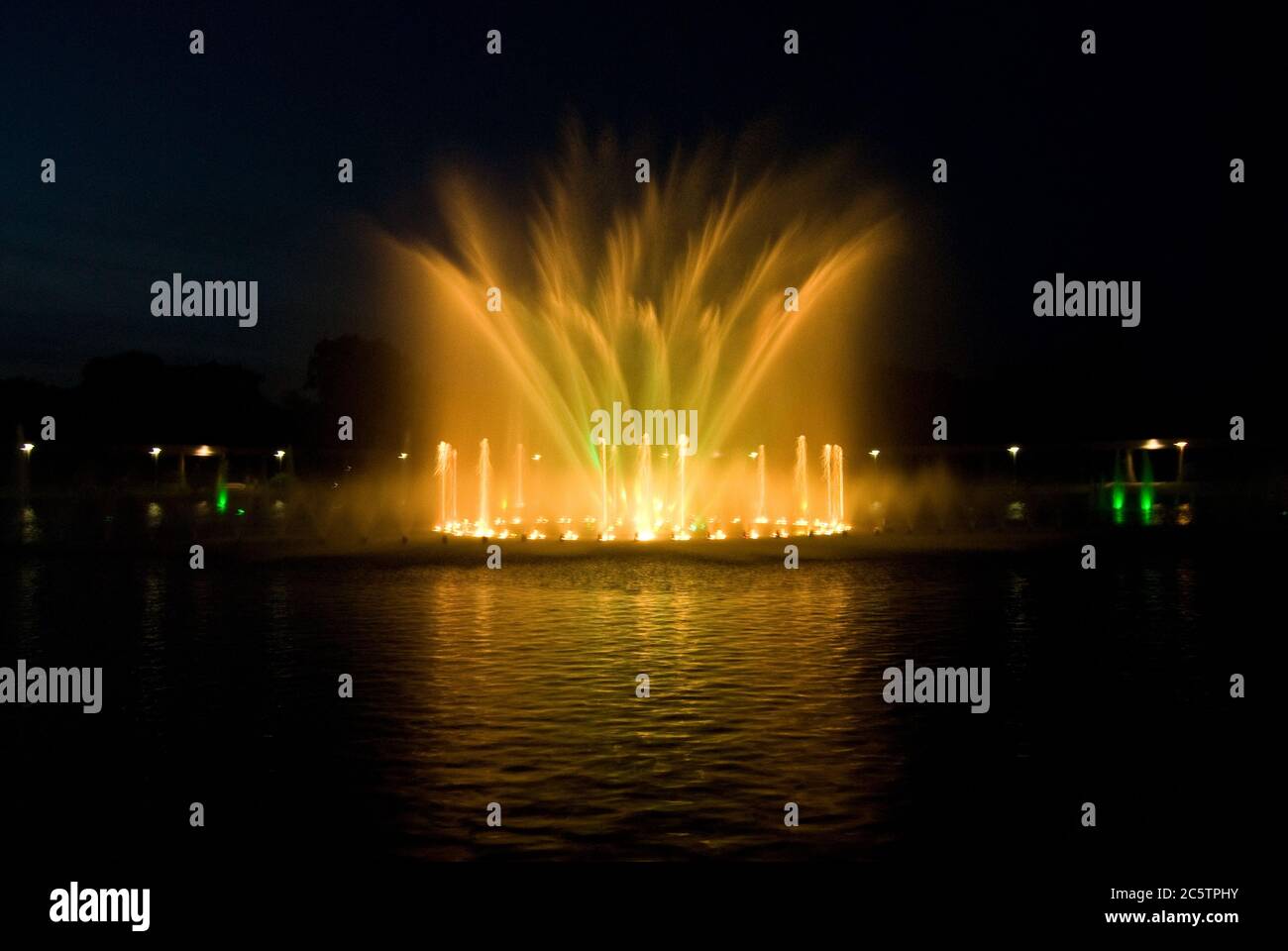 Brunnen in der Nacht von Lichtern beleuchtet Stockfoto