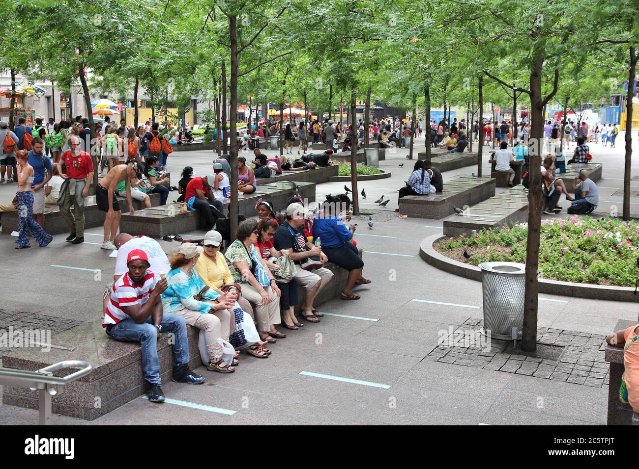 NEW YORK, USA - 4. JULI 2013: Menschen sitzen im Zuccotti Park in Lower Manhattan, New York. Fast 19 Millionen Menschen leben in New York City Metropolregion ar Stockfoto