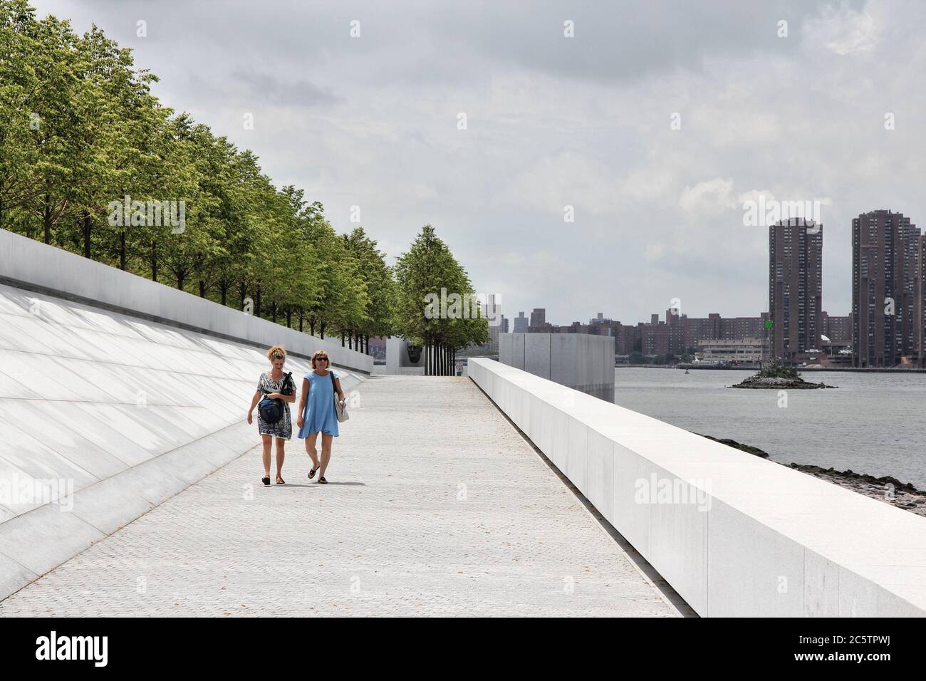 NEW YORK, USA - Juli 3, 2013: die Menschen besuchen Franklin D. Roosevelt vier Freiheiten Park in New York. Es wurde im Jahr 2012 erstellt. Stockfoto