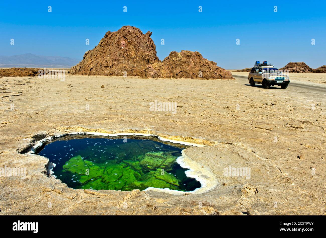 Wasserloch mit flockigen Salzkristallen in der Salzkruste des Assale Sees oder des Karumsees, Dalol Geothermie Gebiet, Danakil Depression Äthiopien Stockfoto
