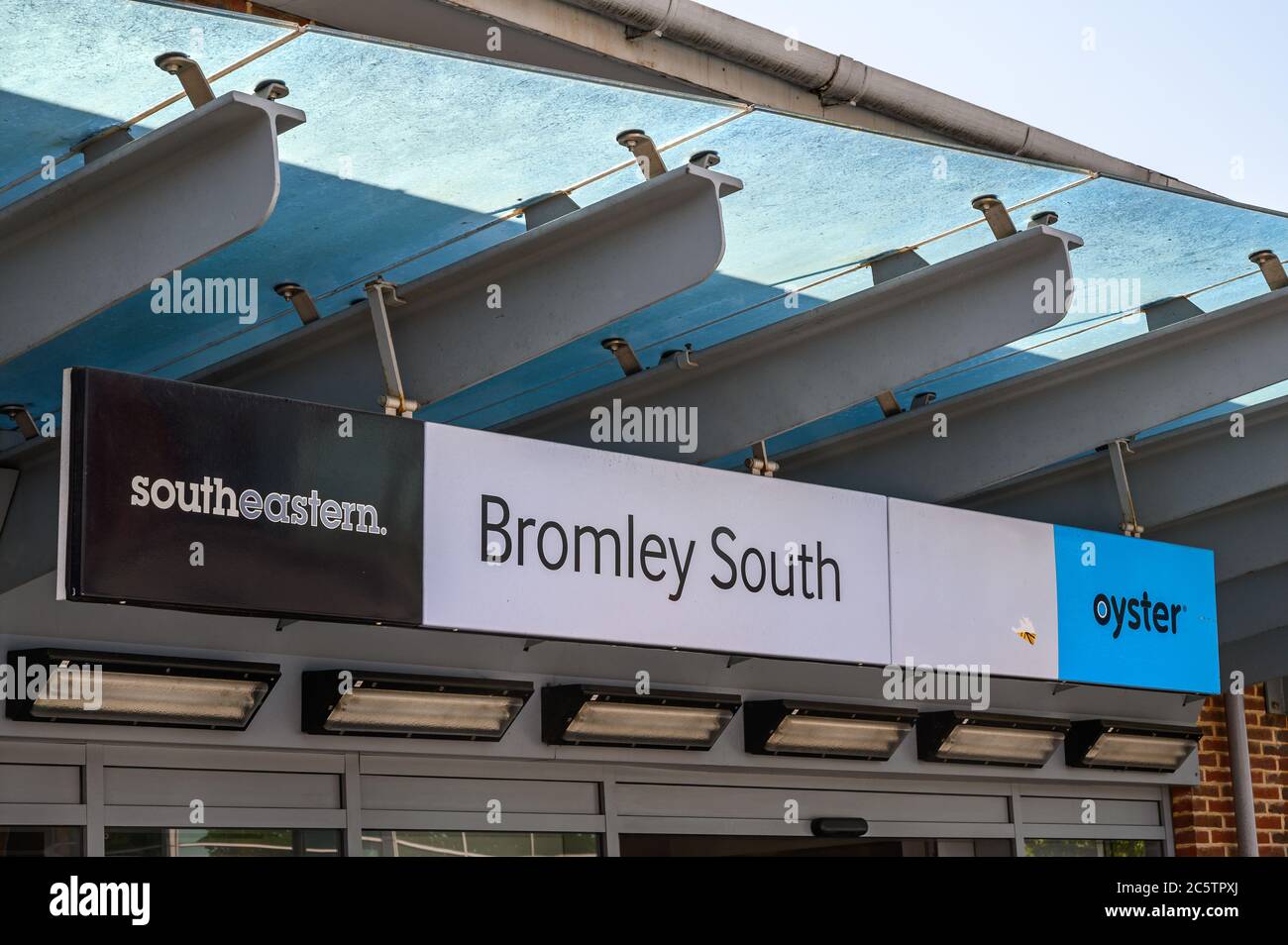 Bromley (Großraum London), Kent, Großbritannien. Schild für Bromley South Railway Station mit dem Southeastern Logo und Oyster Logo. Das Schild ist am Eingang. Stockfoto