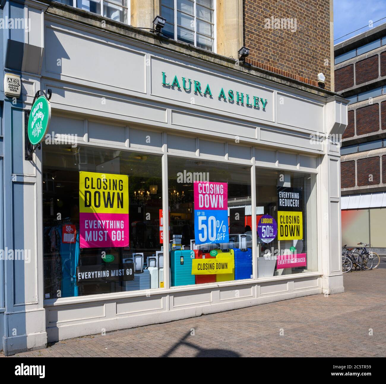 Bromley (Großraum London), Kent, Großbritannien. Laura Ashley Laden in Bromley High Street zeigt das Laura Ashley Logo. Der Laden hat einen Verkaufsabschluss. Stockfoto