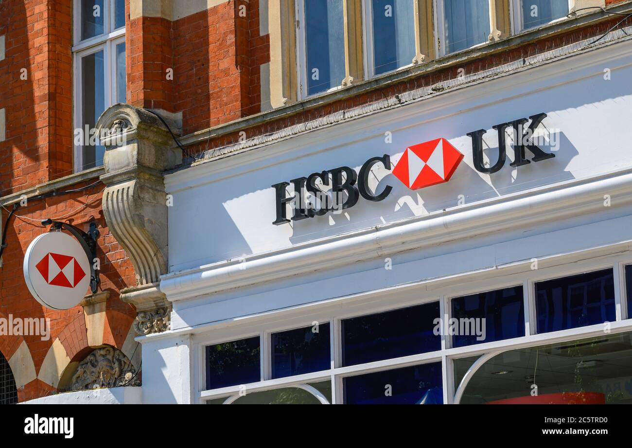 Bromley (Großraum London), Kent, Großbritannien. HSBC Bank Niederlassung in Bromley High Street. Der Name und das Logo der HSBC Bank sind auf einem Schild in der Niederlassung in Bromley zu sehen. Stockfoto