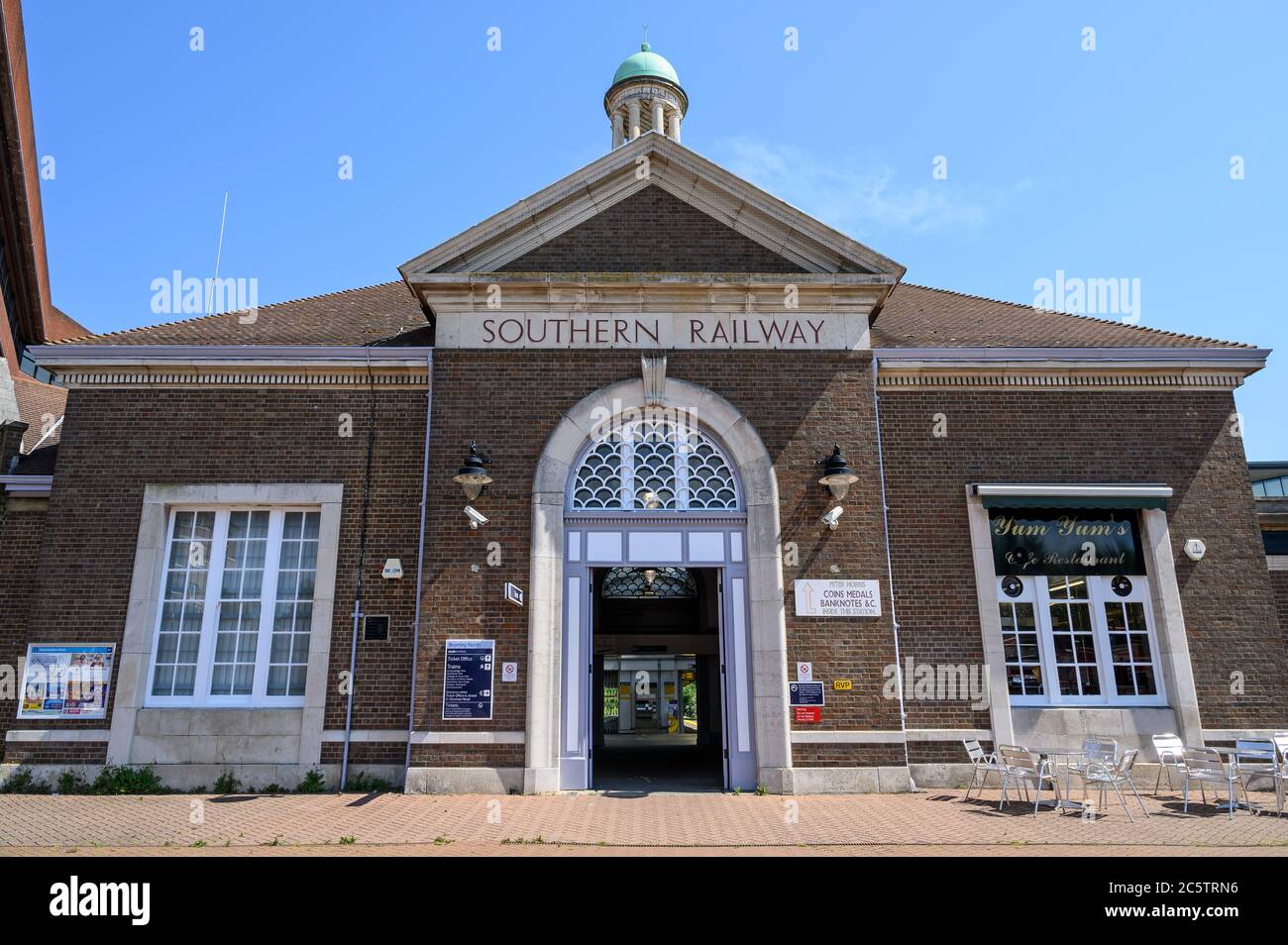 Bromley (Großraum London), Kent, Großbritannien. Bromley North Railway Station auf der A21 Tweedy Road mit Southern Railway Schild. Stockfoto