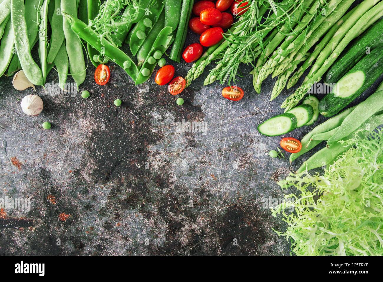 Gruppe von grünem Gemüse, flachlegen auf grauen Stein, kopieren Raum Stockfoto
