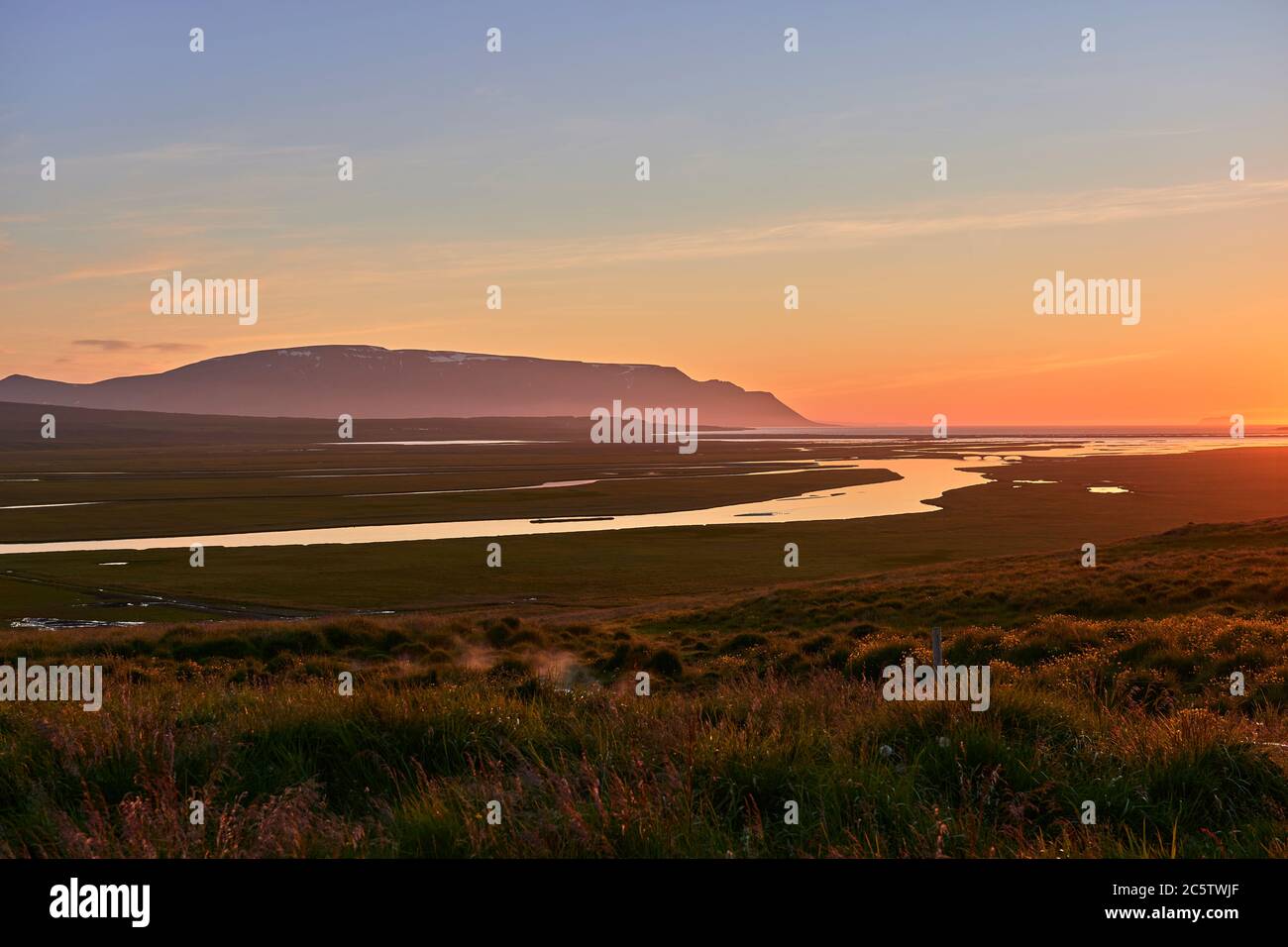 Mitternachtsuntergang in Skagafjordur im Norden Islands Stockfoto