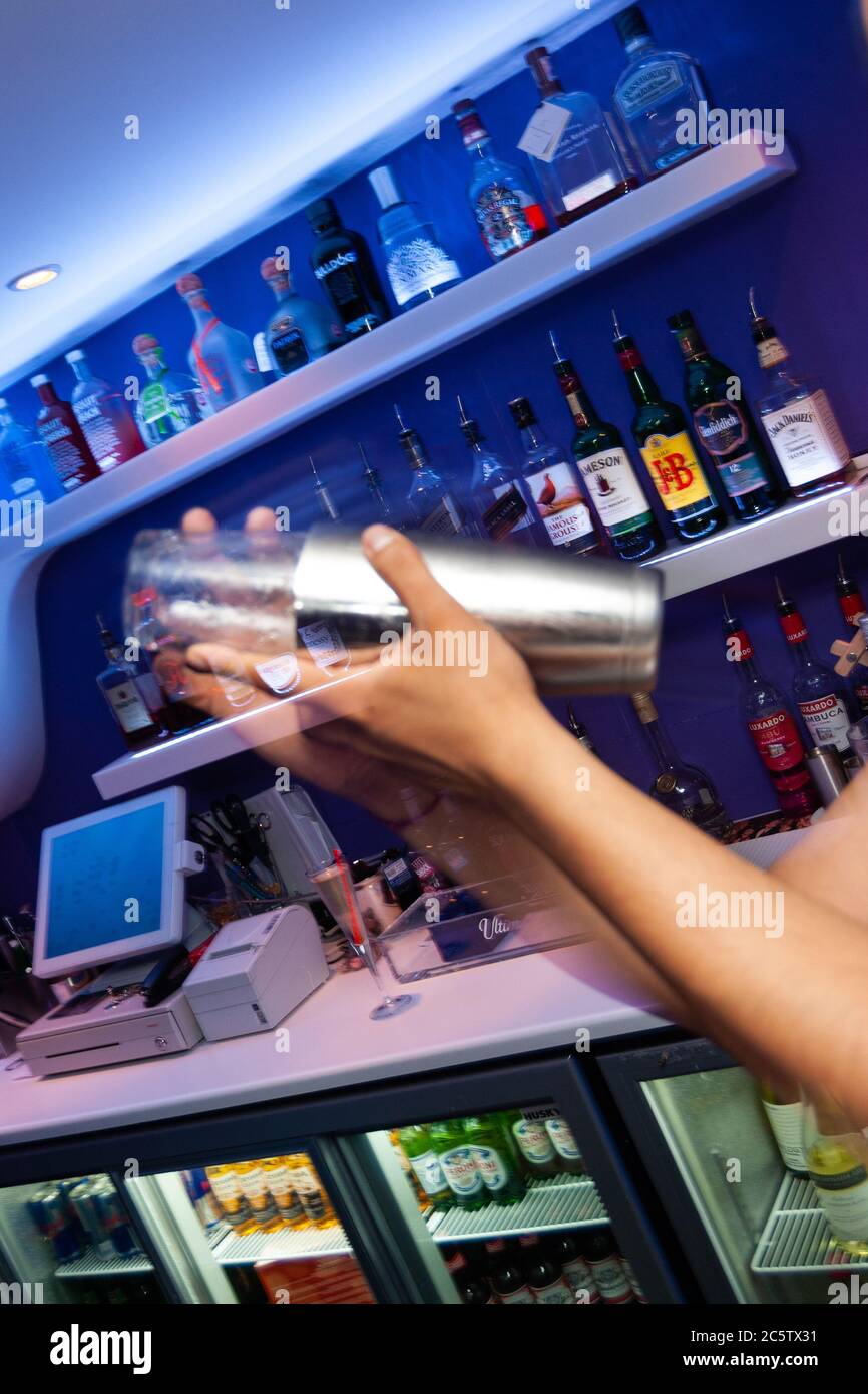 Barkeeper schüttelt ein Getränk Stockfoto