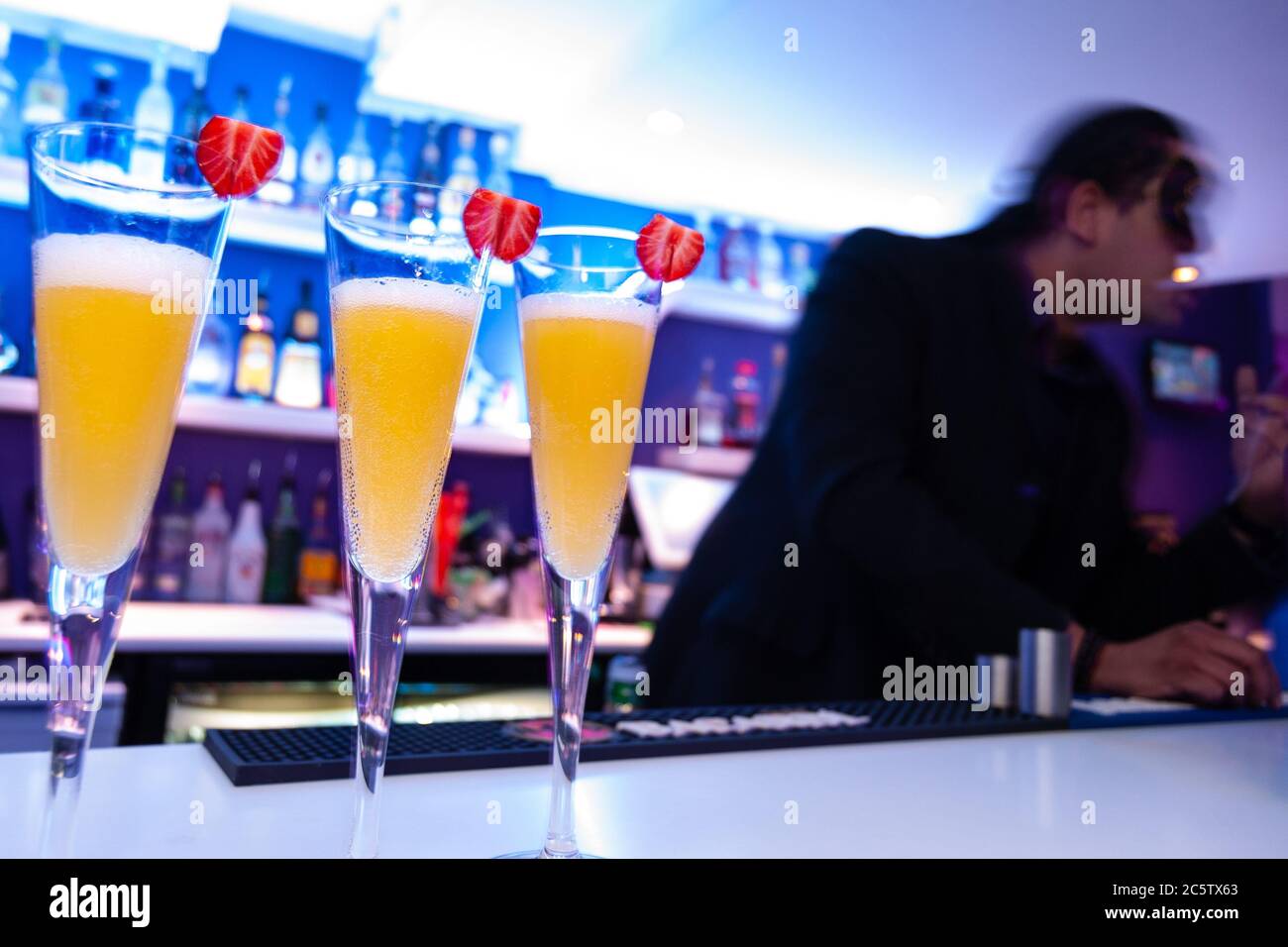 Cocktails an der Bar, die von maskierten Barkeepers serviert wird Stockfoto