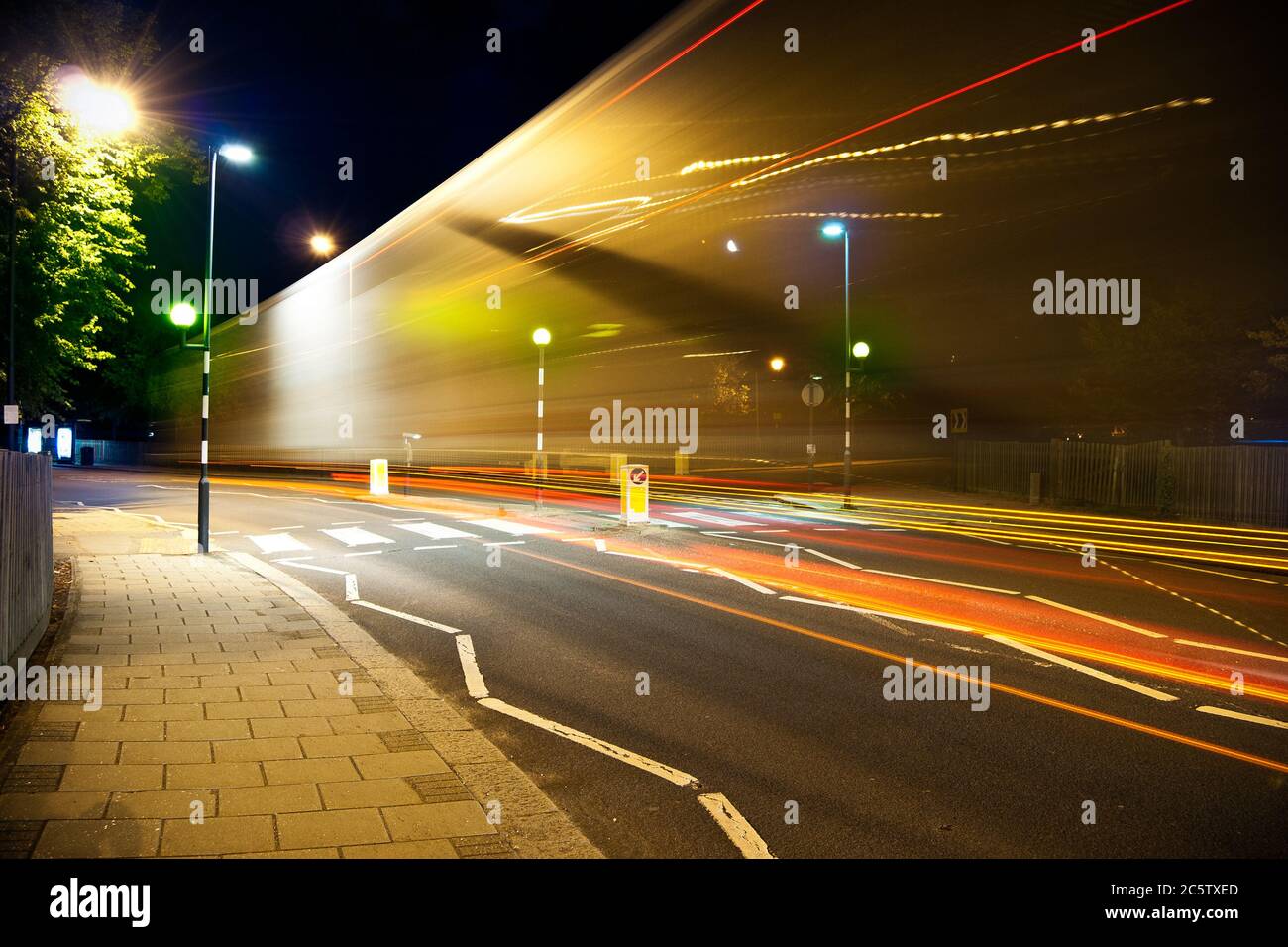 Licht auf einer Straße in Harrow on the Hill, London, England Stockfoto