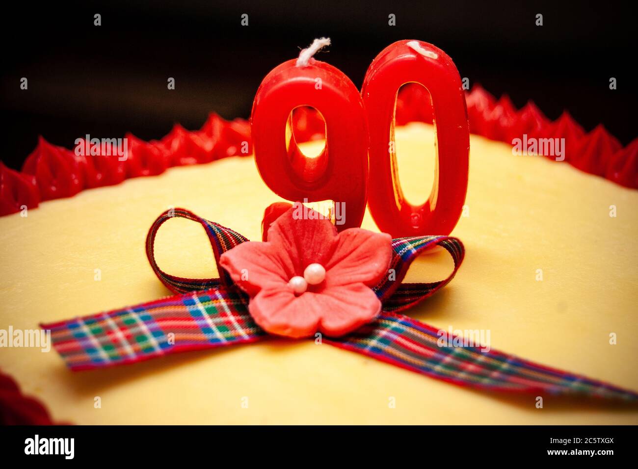 Ein Kuchen mit Kerzen zum 90. Geburtstag Stockfoto