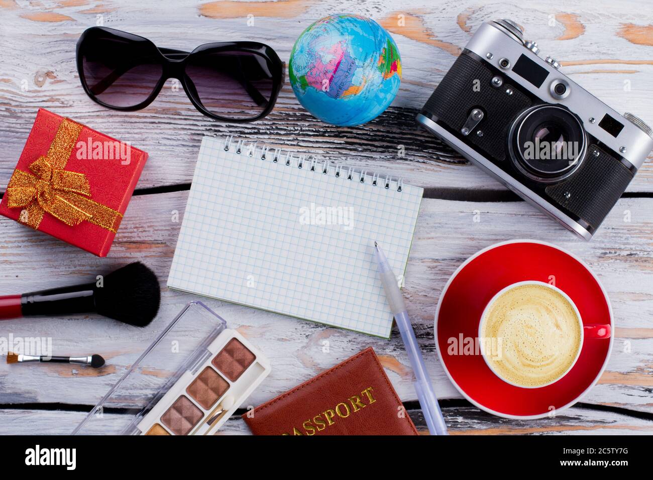 Reise- und Freizeitzubehör mit Morgennotizblock für Kopierplatz. Stockfoto