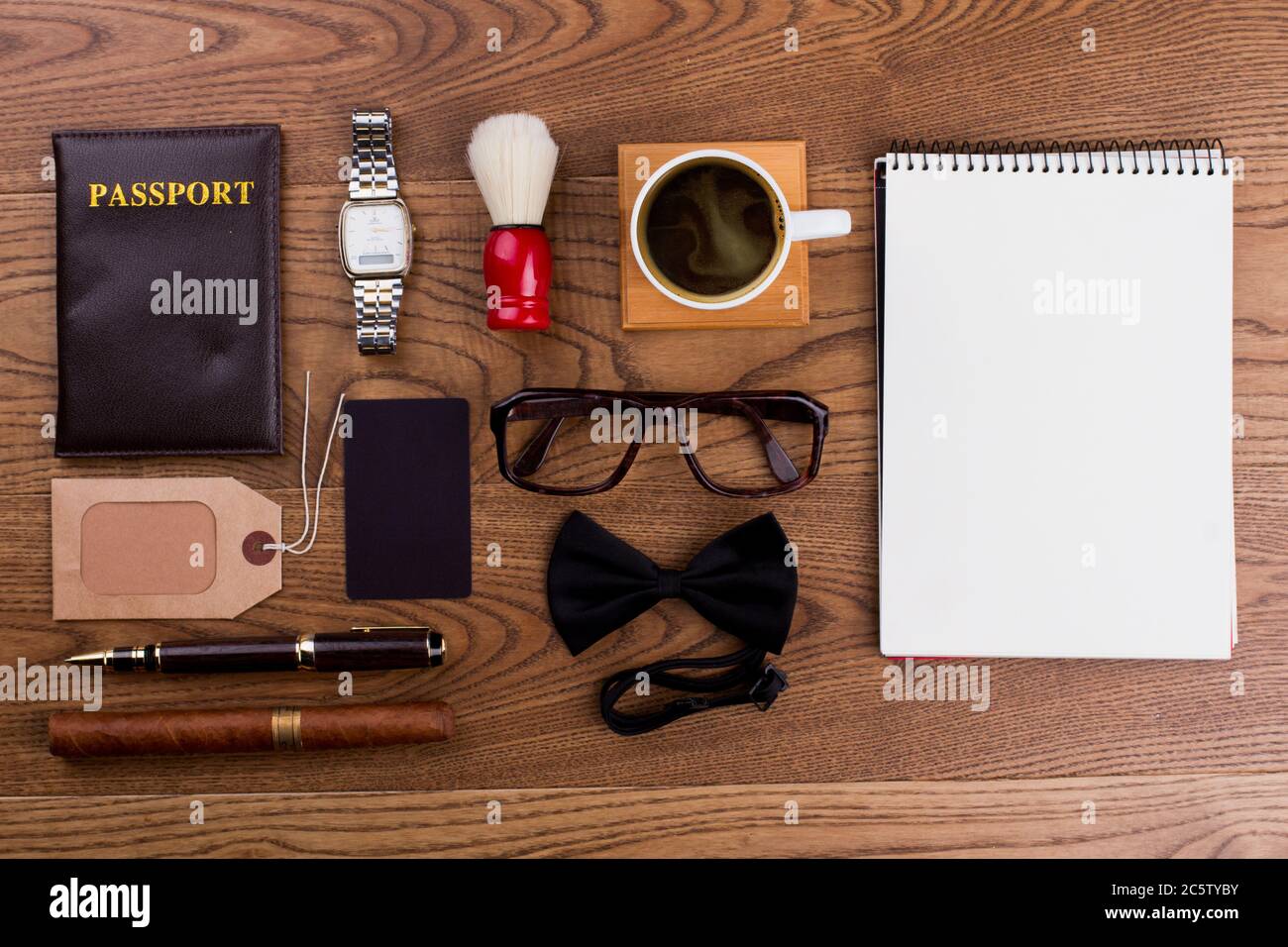 Flacher Morgennotepad und Herren Accessoires. Stockfoto