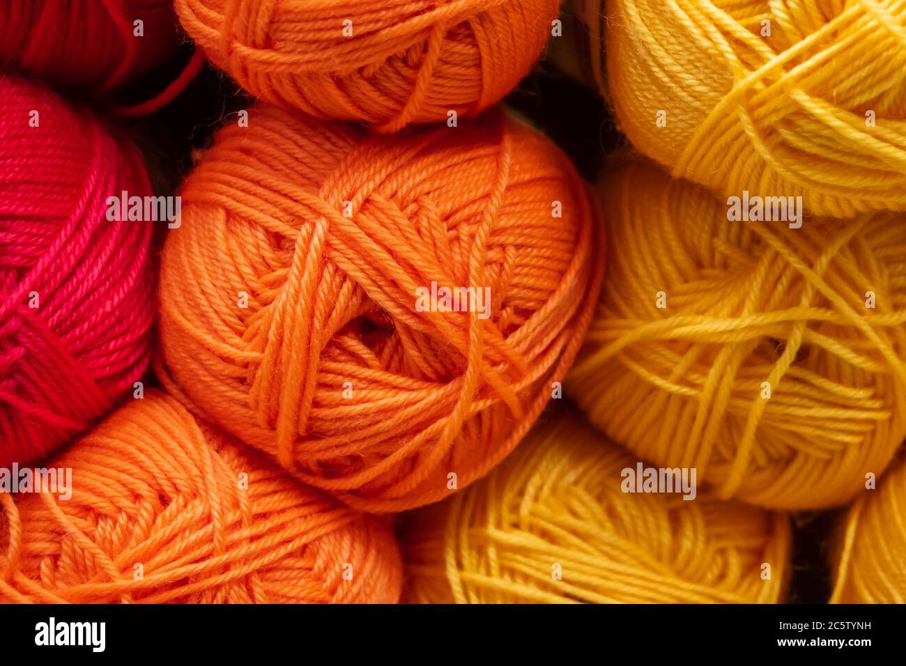Die Textur von bunten flauschigen Wollfäden zum Stricken in Nahaufnahme. Stockfoto