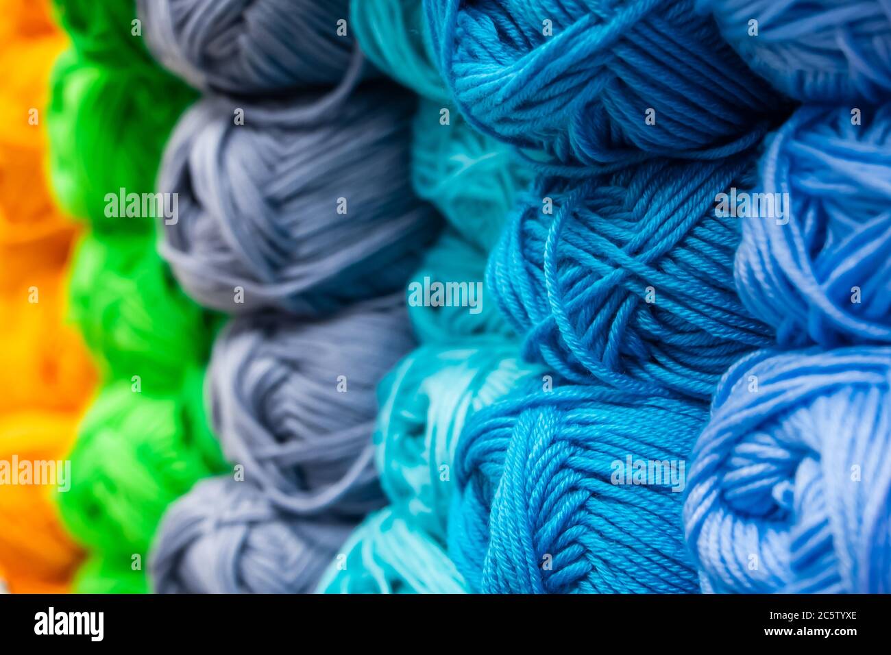 Die Textur von bunten flauschigen Wollfäden zum Stricken in Nahaufnahme. Stockfoto