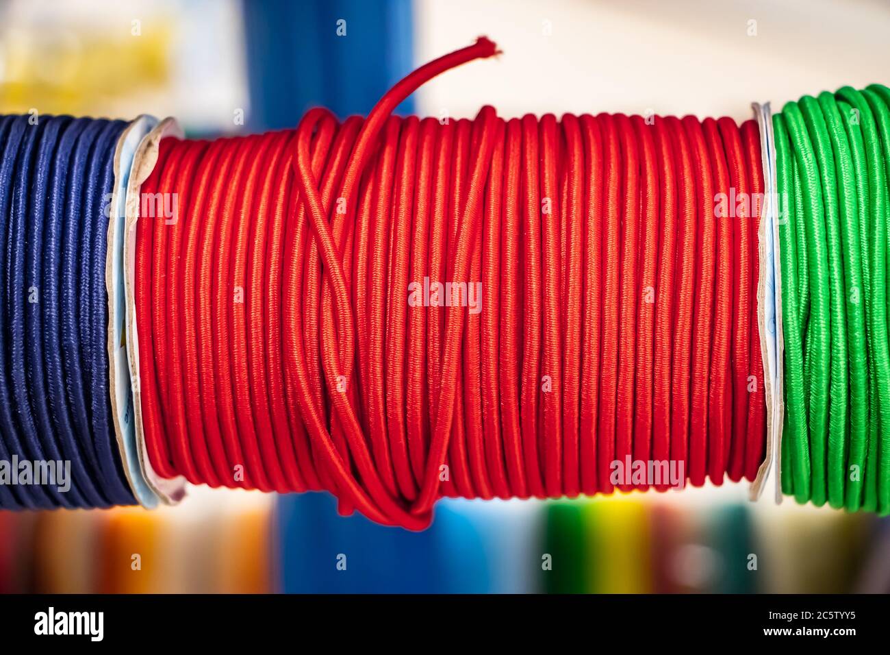 Spule von roten Nähen elastischen Band Nahaufnahme. Material für ein Hobby. Stockfoto