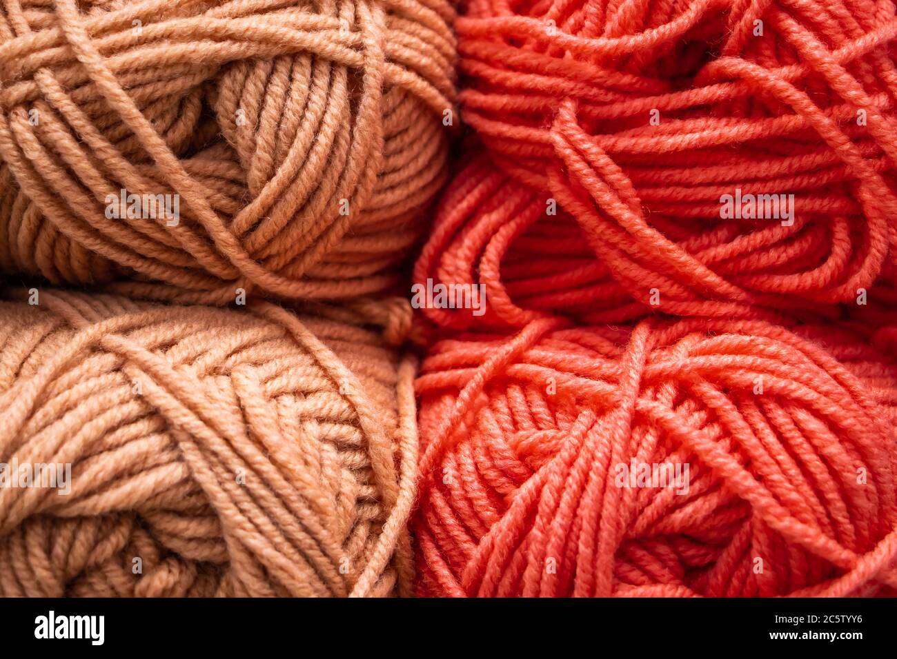 Textur aus rosa flauschigen Wollfäden zum Stricken in Nahaufnahme. Stockfoto