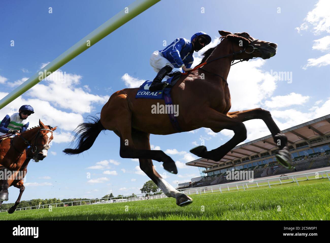 Withhold, der von Jason Watson in den Coral Henry II Stakes auf der Sandown Park Racecourse gefahren wurde. Stockfoto