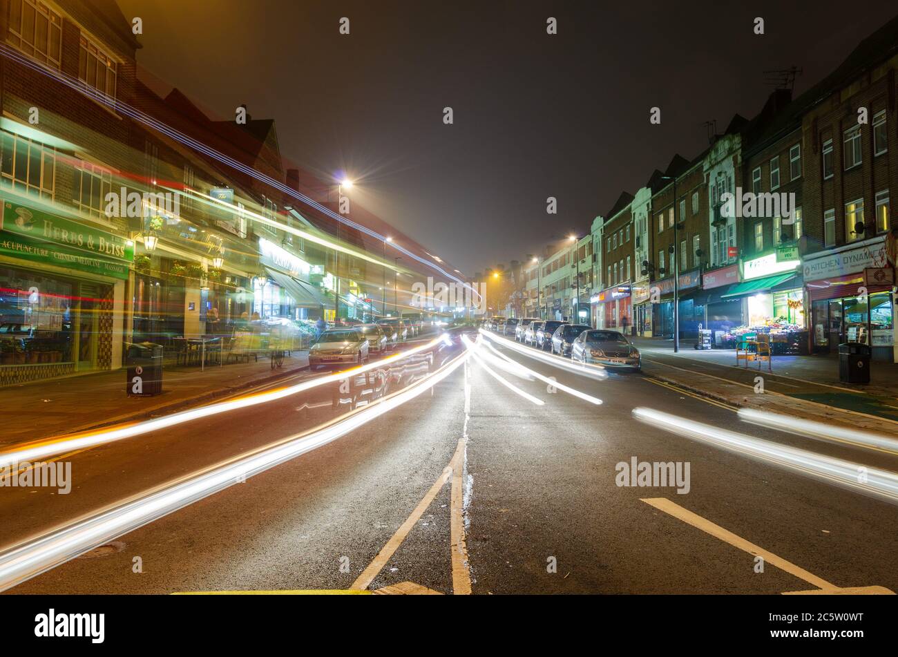 Leere Straßen von Laternen in der Nacht mit Streifen beleuchtet Leicht Stockfoto