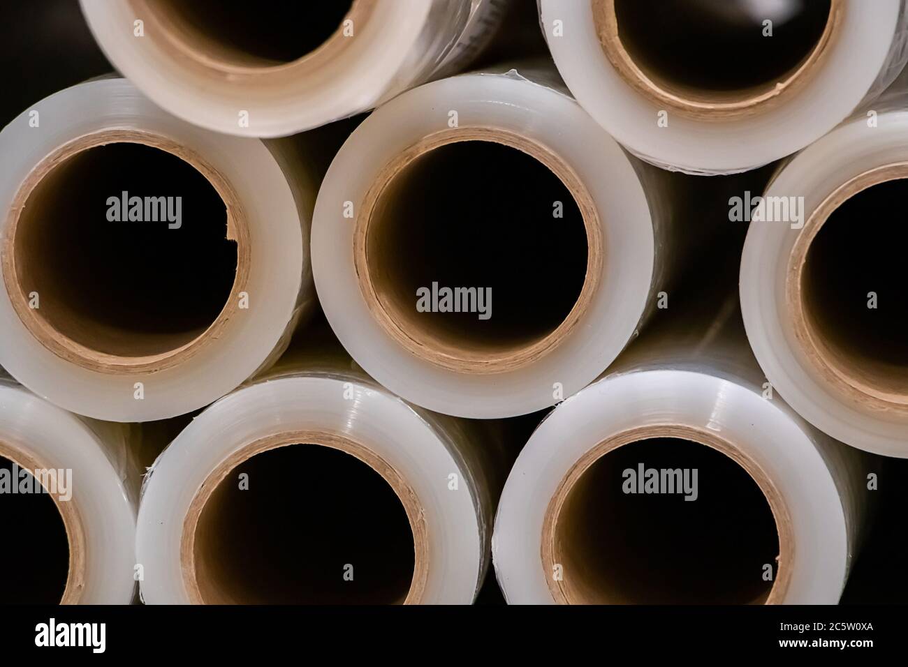 Baustoffe - Stapel von Rollen von Verpackungsbändern aus der Nähe. Selektiver Fokus Stockfoto