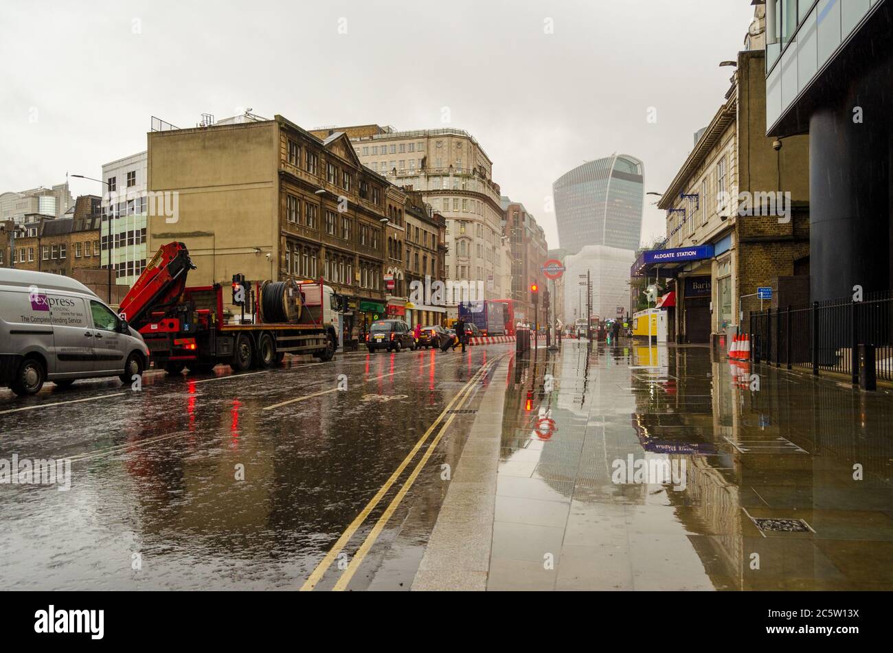 Central London Straße während des Regens Stockfoto