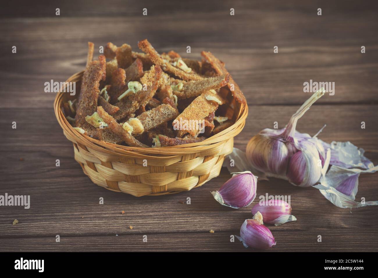 Home Snack für Bier als Roggenbrösel mit Knoblauch, in einem Holztisch in den Strahlen der Sonne liegen. Stockfoto